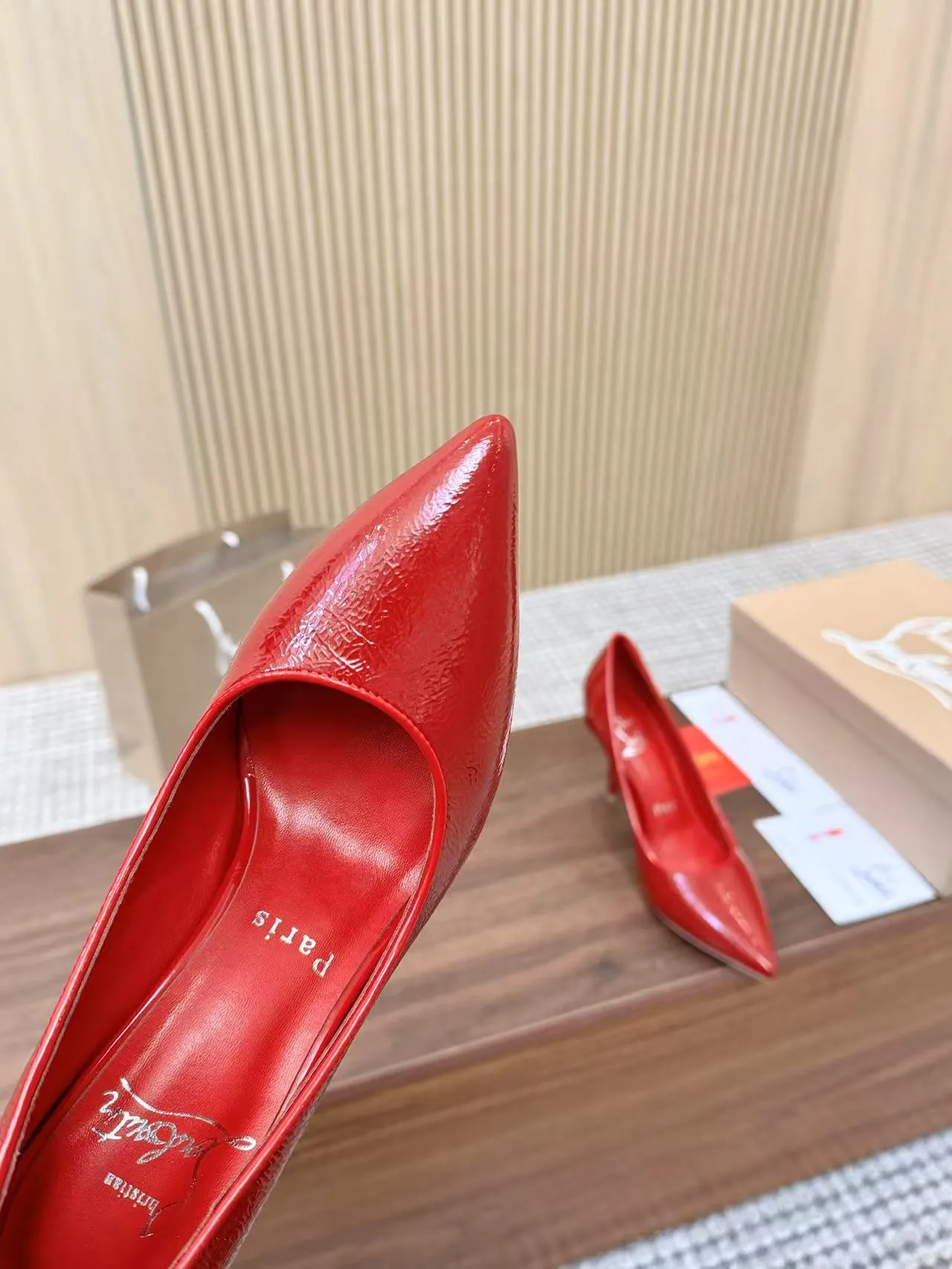 👟👟Ex-factory price 480👟👟 Genuine leather sole +40 Year-round shipment💝Christian Louboutin CL👠 "Patent Leather Hemming Craft Series" Noble and luxurious, real blingbling👟👟 Real materials, all customized by the pattern maker, and the materials are made of original customized materials to achieve the taste of the original 5 color options💍Upper: Imported👉cow patent leather💪 Lining: Sheepskin foot pad/lining Size: 34-40.41.42 Heel height: two options: 10.5cm and 8.5cm